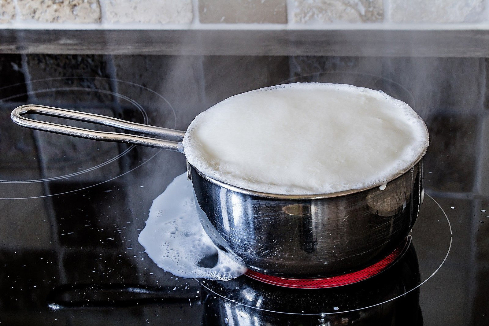 Why would raw milk separate when heated? Does it mean it's spoiled?