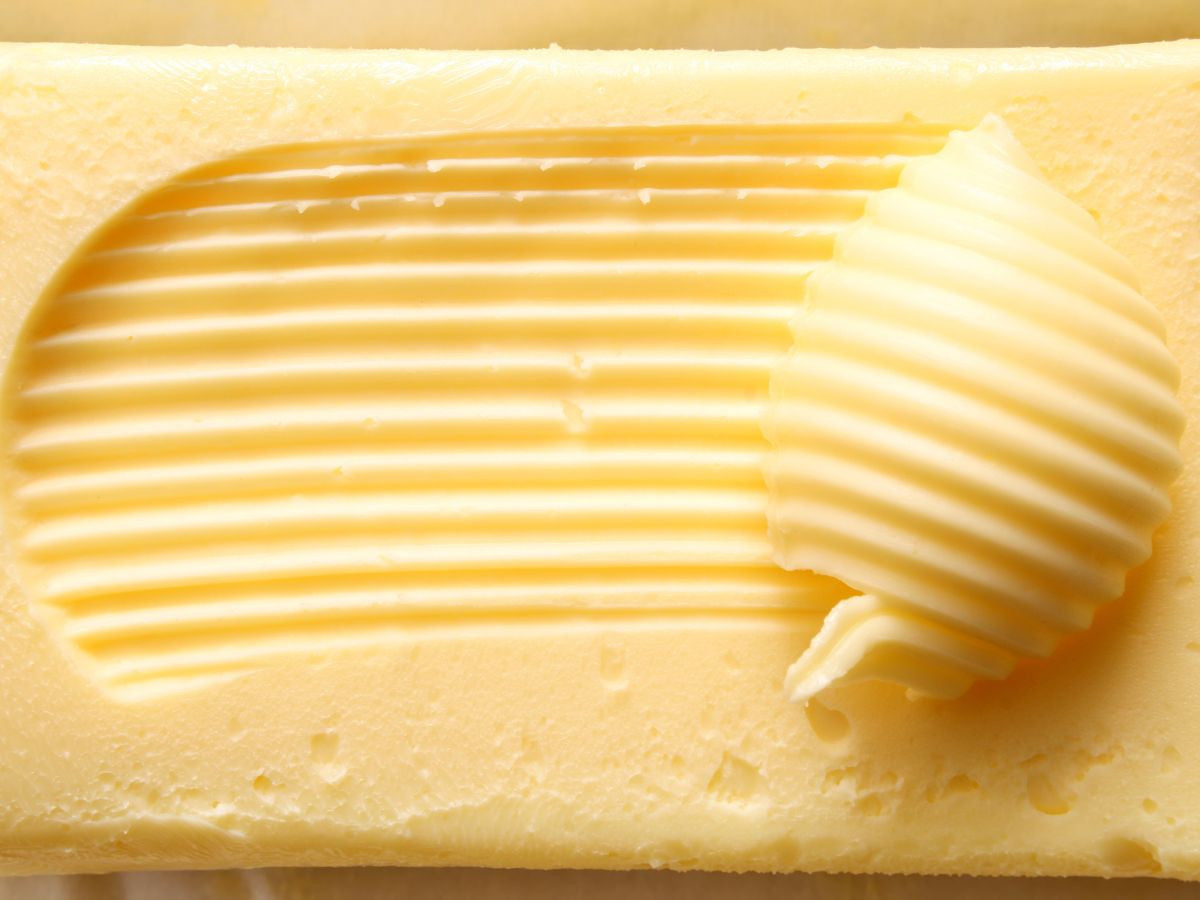 Is raw butter supposed to smell cheesy?